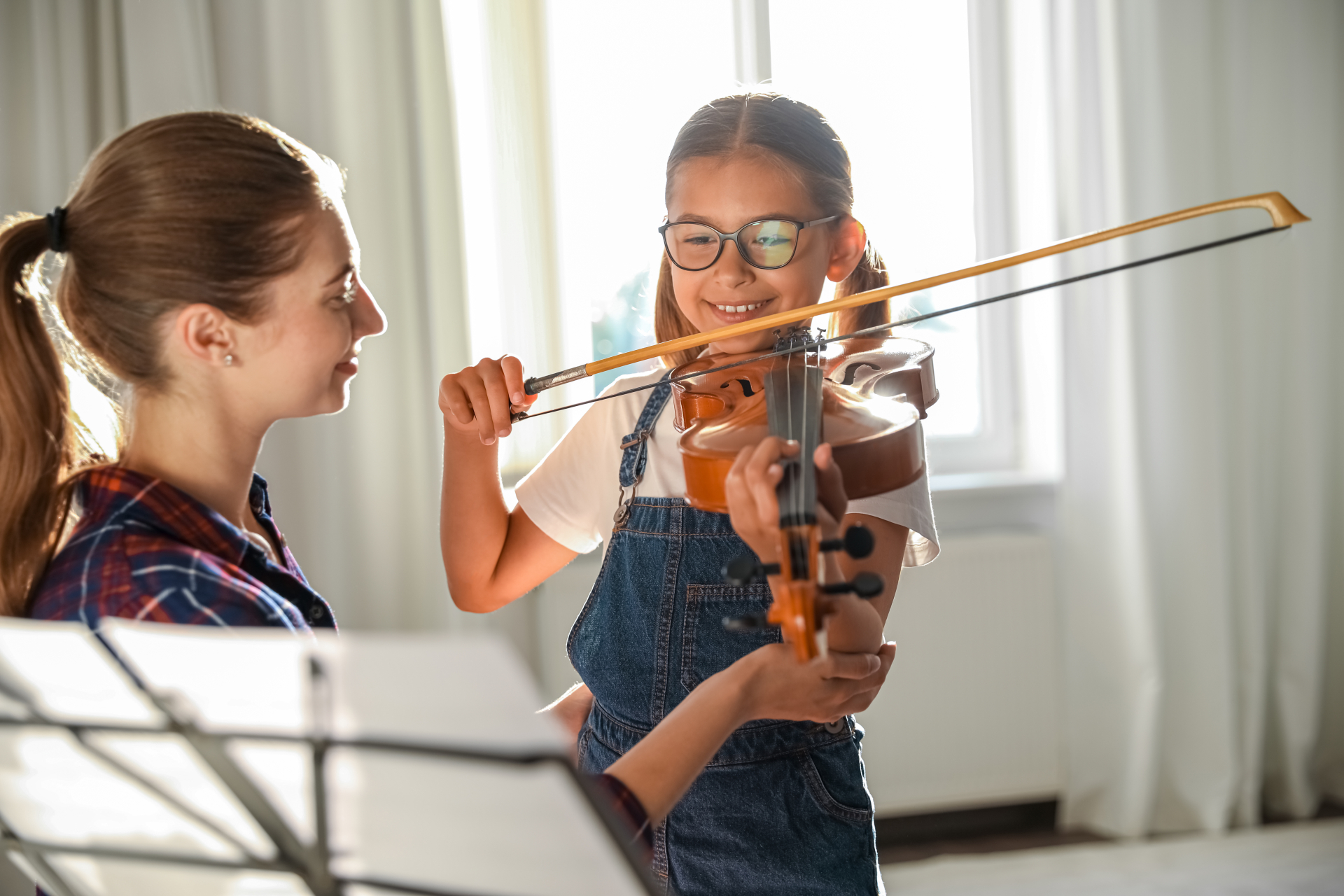 Young,Woman,Teaching,Little,Girl,To,Play,Violin,Indoors