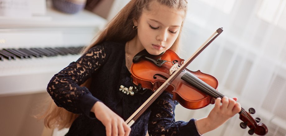 Home,Lesson,For,A,Girl,Playing,The,Violin.,The,Idea Home,Lesson,For,A,Girl,Playing,The,Violin.,The,Idea
